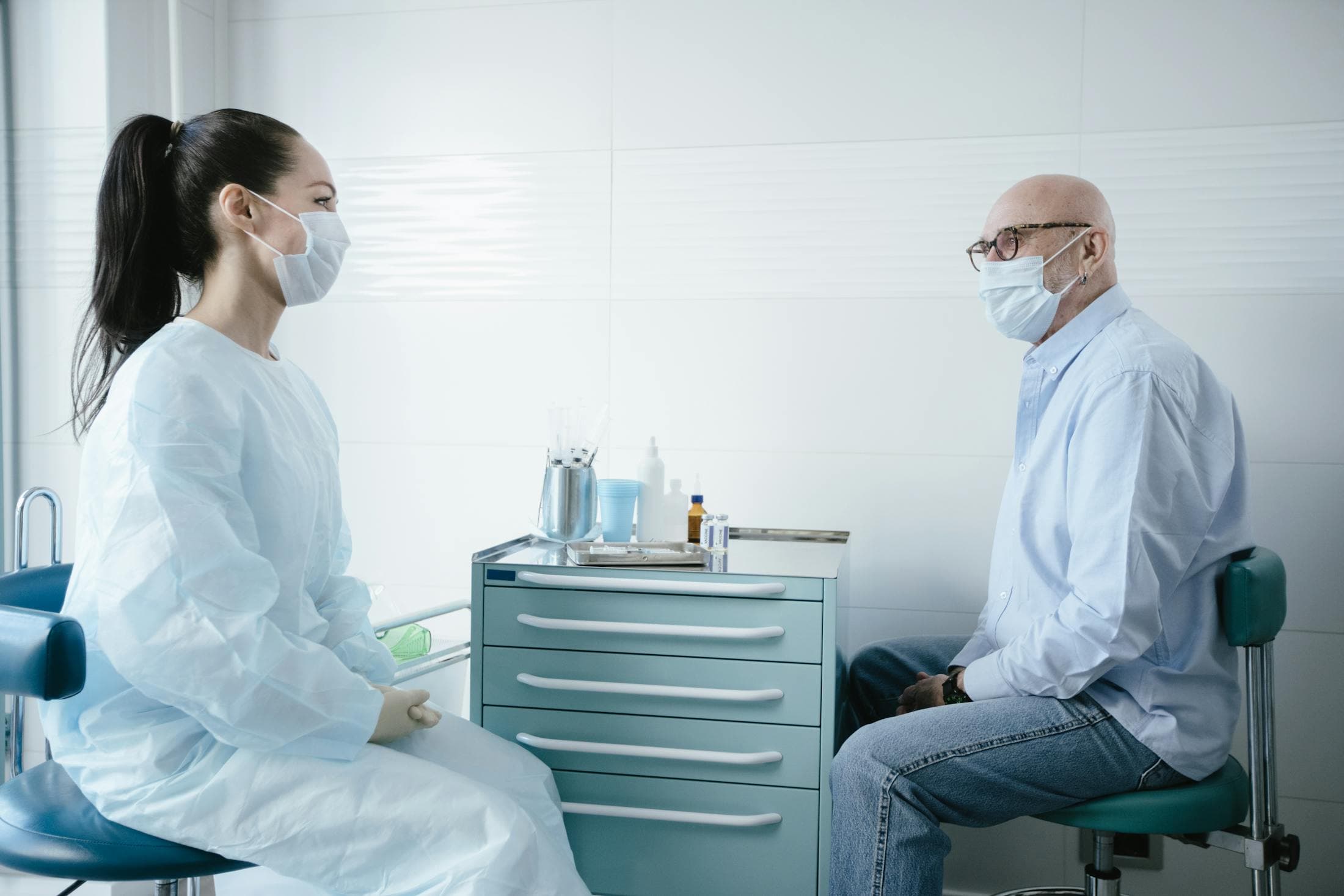 Clinician discussing abdomen treatment plan in a modern clinic